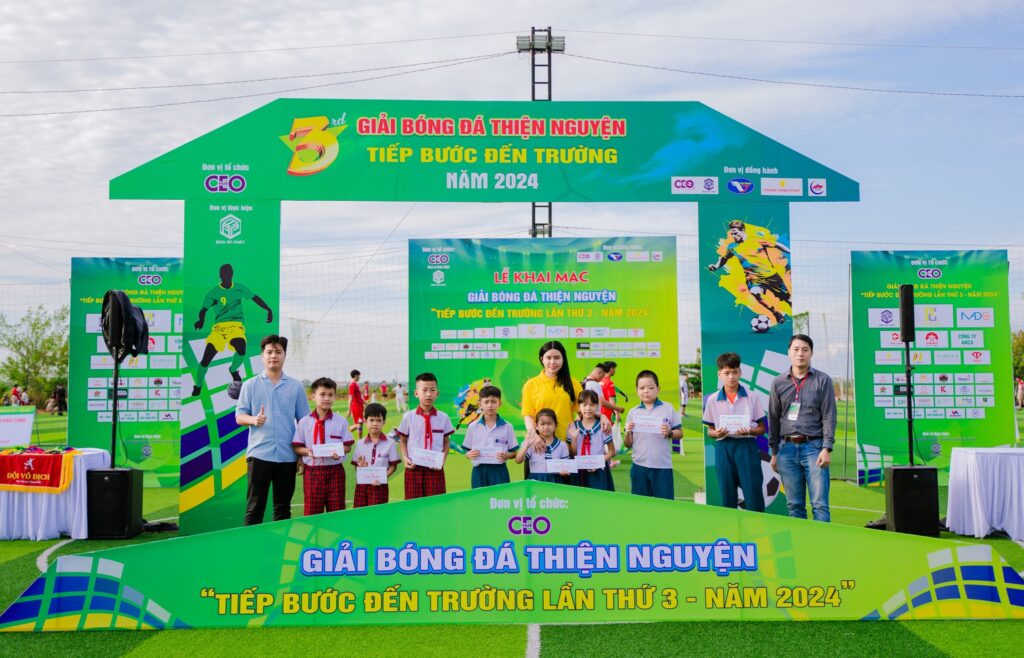 trao quà học sinh có hoàn cảnh khó khăn tại giải bóng đá thiện nguyện 2024