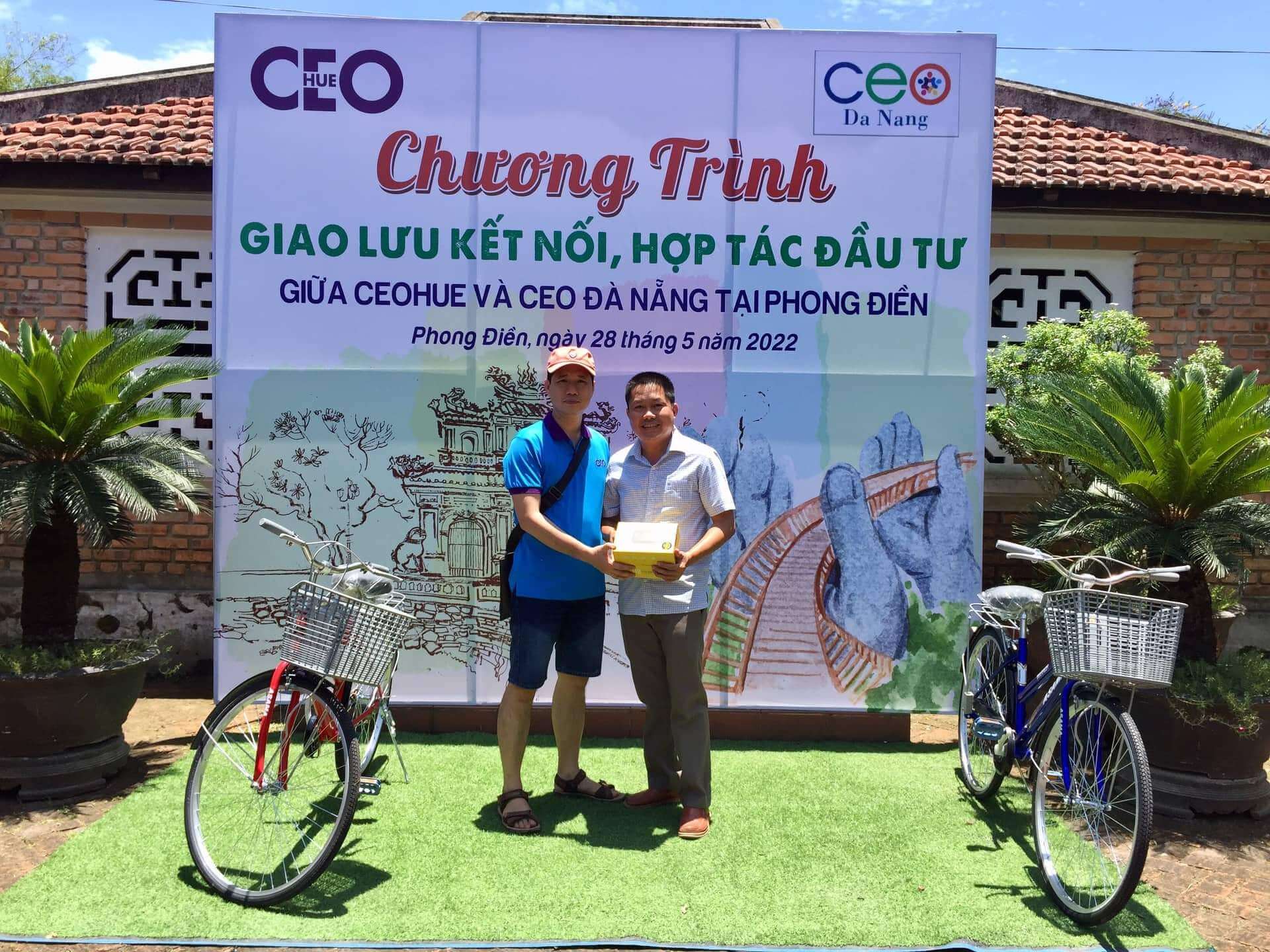 Câu lạc bộ CEOHUE tặng 2 chiếc xe đạp và 2 bộ loa dành cho các hướng dẫn viên của Làng Cổ Phước Tích