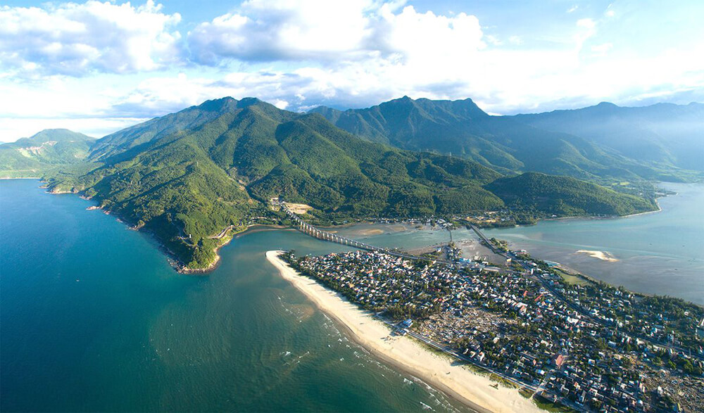 Vịnh Lăng Cô hứa hẹn sẽ là điểm đến du lịch Huế hấp dẫn(Ảnh: Google image)