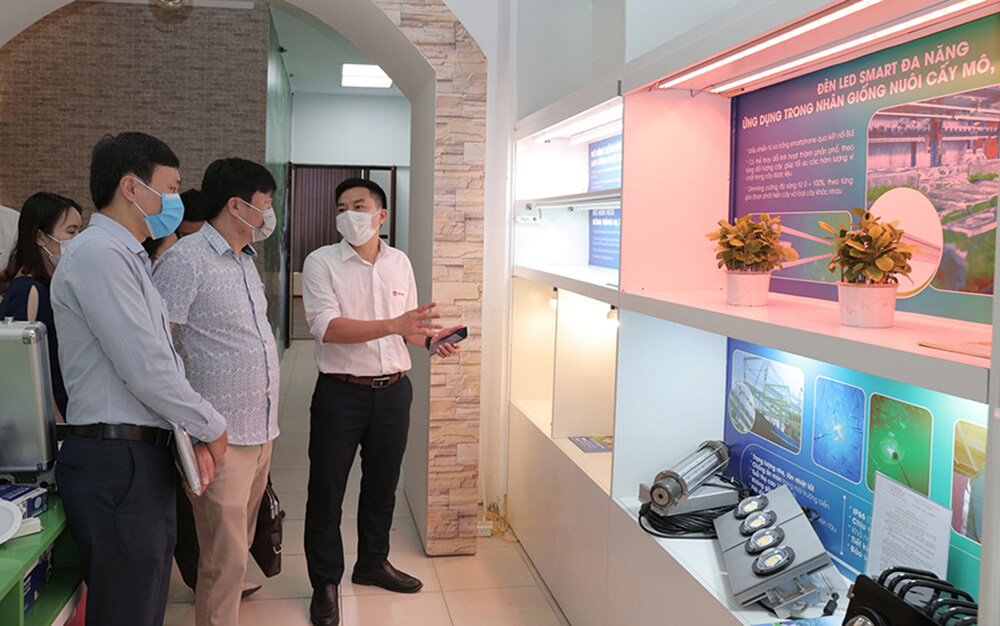Giới thiệu tới khách hàng giải pháp chiếu sáng thông minh của Công ty cổ phần Bóng đèn phích nước Rạng Đông.