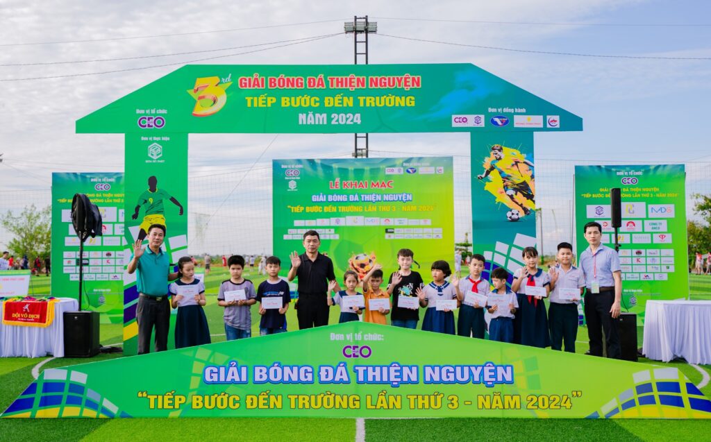 trao quà học sinh có hoàn cảnh khó khăn tại giải bóng đá thiện nguyện 2024 l2