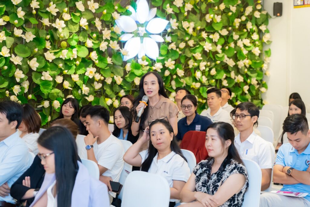 Hội thảo bãn lĩnh trong tâm bão truyền thông
